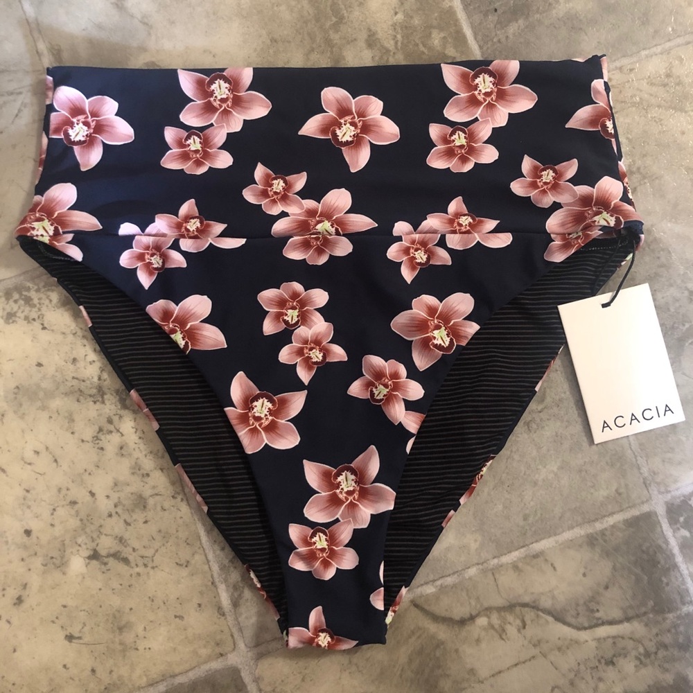 BNWT ACACIA Echo Bottoms Isle (L)
